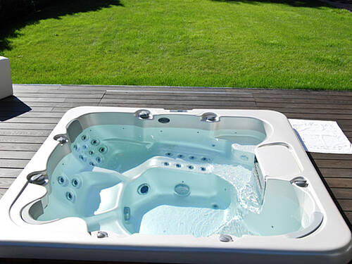 Versenktes Whirlpool in entstehender Holzterrasse 