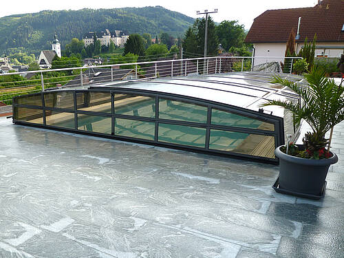 Pool mit gänzlich geschlossener Überdachung