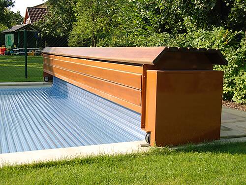 Poolabdeckung 01 - Detailansicht - Rollladenkasten aus Holz