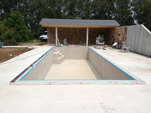 Pool - Rohbau inkl. Sichtschutzmauer und überdachter Terrasse für Outdoorküche