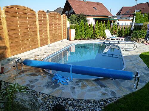 Poolabdeckung bei ovaler Beckenform