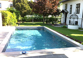 Smartes Outdoor Pool – Abdeckung vollständig geöffnet 