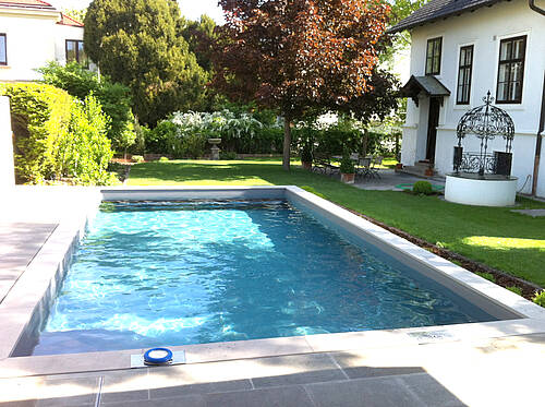 Smartes Outdoor Pool – Abdeckung vollständig geöffnet 