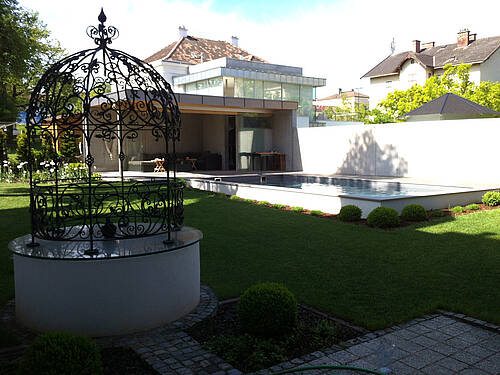 Ansicht mit Blick auf Pool inkl. überdachter Terrasse