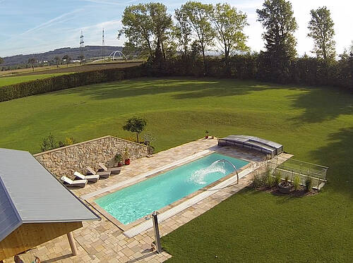 Großzügige Poollandschaft mit unverbautem Grünblick