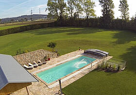 Großzügige Poollandschaft mit unverbautem Grünblick