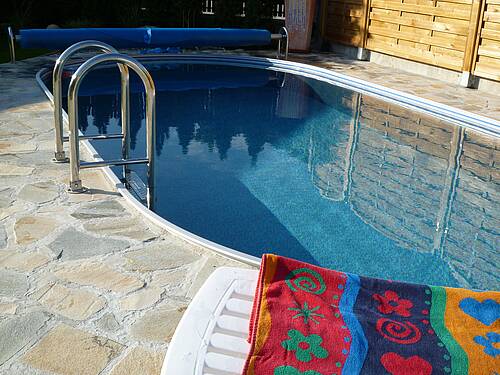 Poolabdeckung 08 - Poolabdeckung bei ovaler Beckenform und kippbarem Einstieg