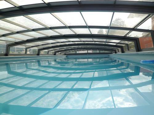 Blick ins Innere – flache Poolüberdachung mit ausreichend Freiraum