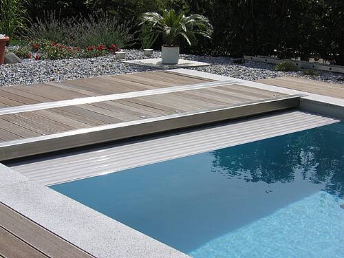 Poolabdeckung 07 - Gesonderter Rollladenkasten mit aufklappbarer Holzabdeckung 
