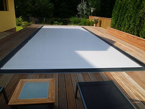 Poolabdeckung 06 – Abdeckungsvariante bei Überlaufbecken