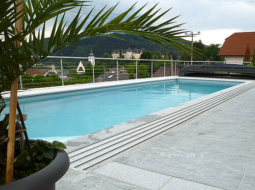 Großzügiges Outdoor Pool – Überdachung vollständig geöffnet 