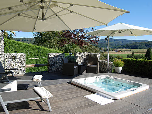 Whirlpool in Holzterrasse integriert